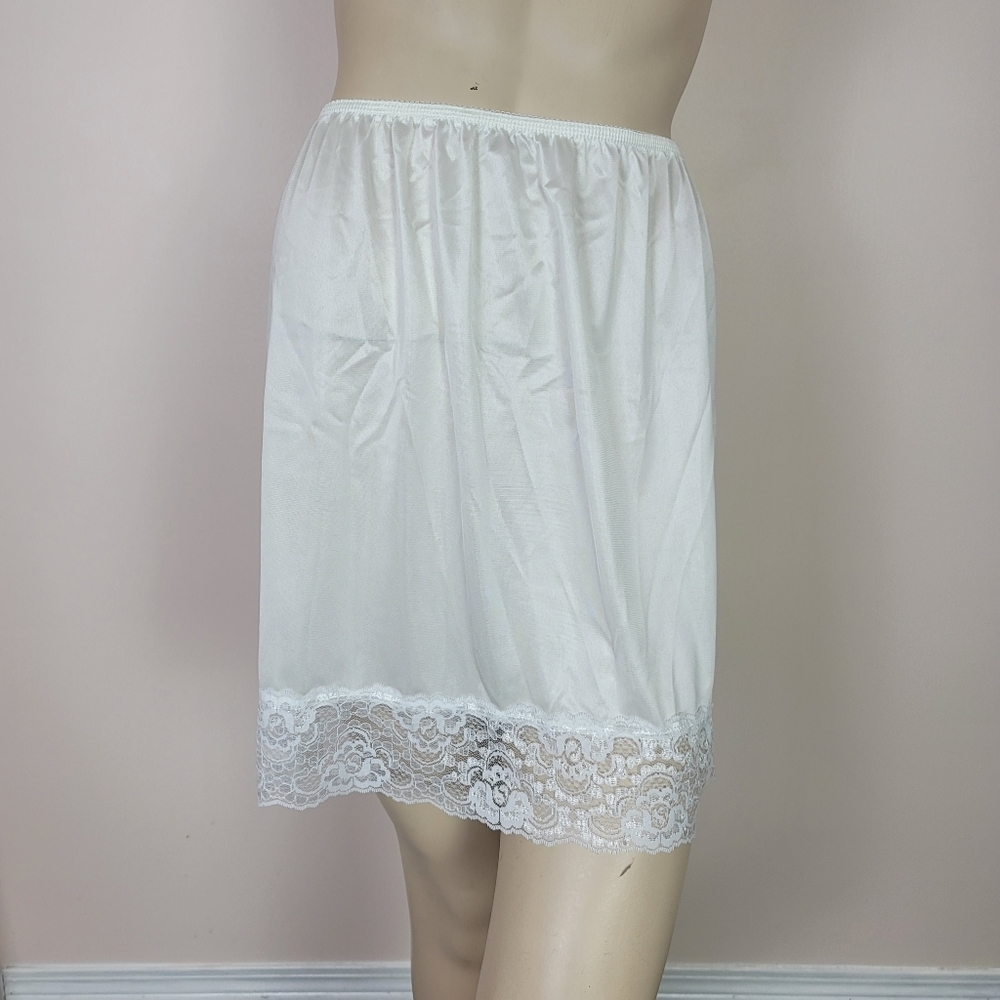 Vintage half slip with lace trim. Size medium